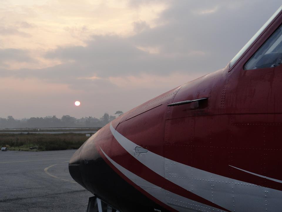 Flugzeug in Kathmandu beim Sonnenaufgang