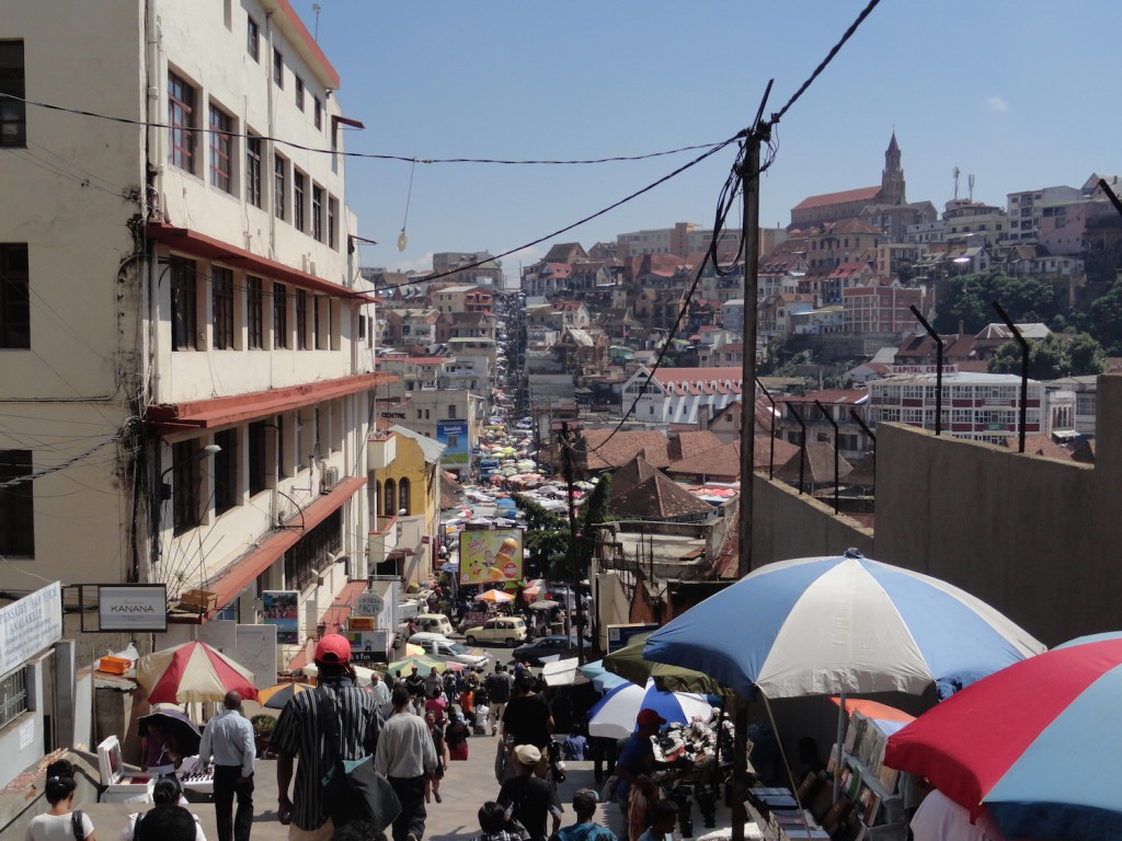 Lebhafter Markt auf den Straßen von Tana