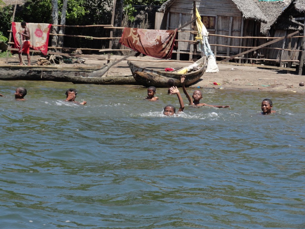 Kinder beim Schwimmen in Manakara