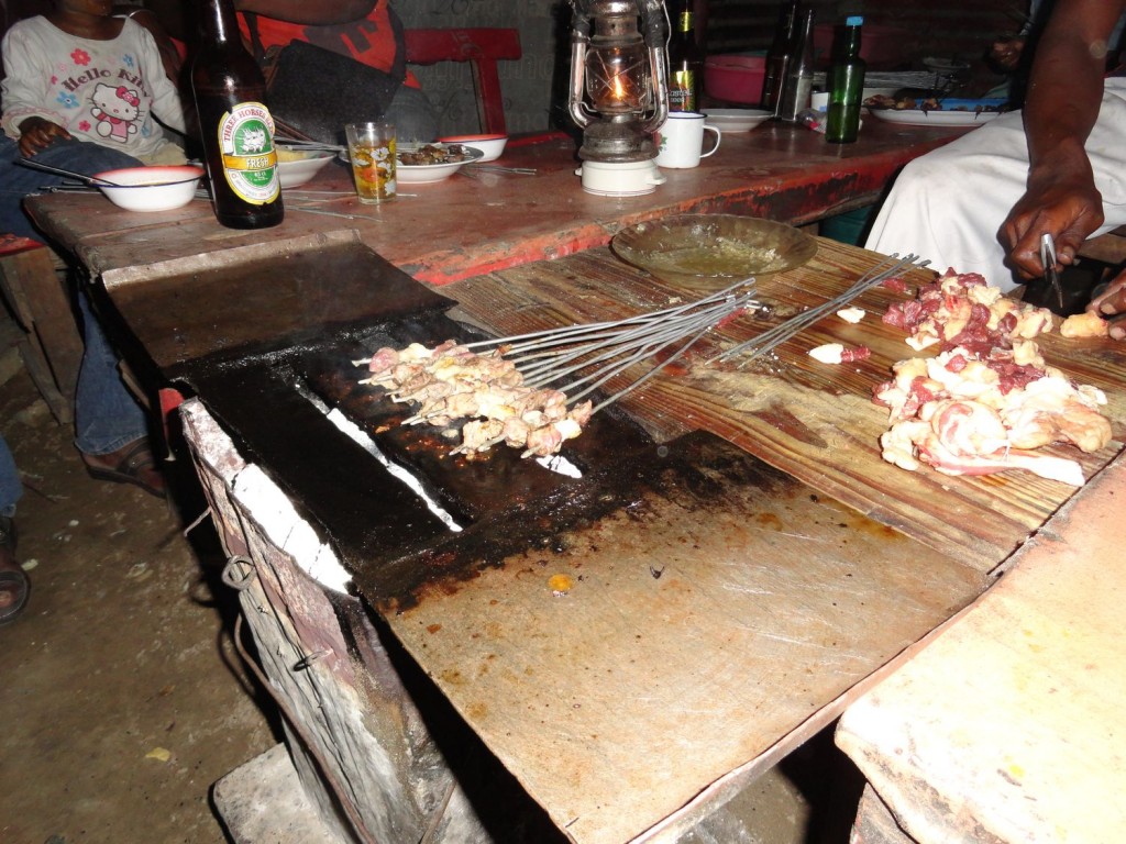 Zebu-Spieße an einem kleinen Stand in Tuléar