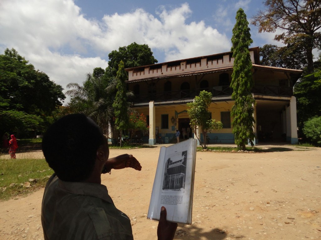 Mein Guide vor der Boma in Pangani