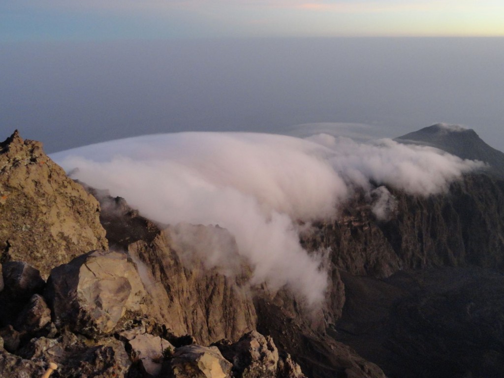 Wolken ziehen am Grat auf