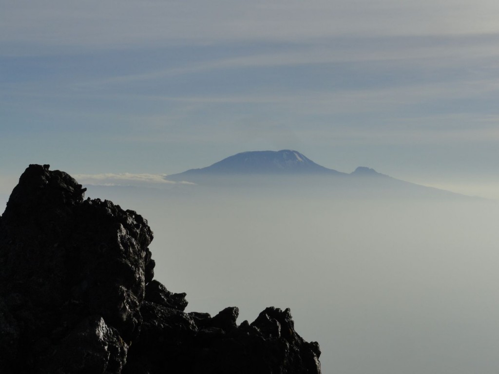 Mt. Kilimanjaro im Wolkenschleier