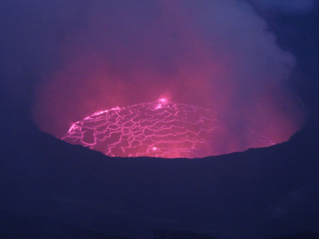 Lavasee des Nyiragongo Vulkans (Violett durch die hohe Infrarotstrahlung)