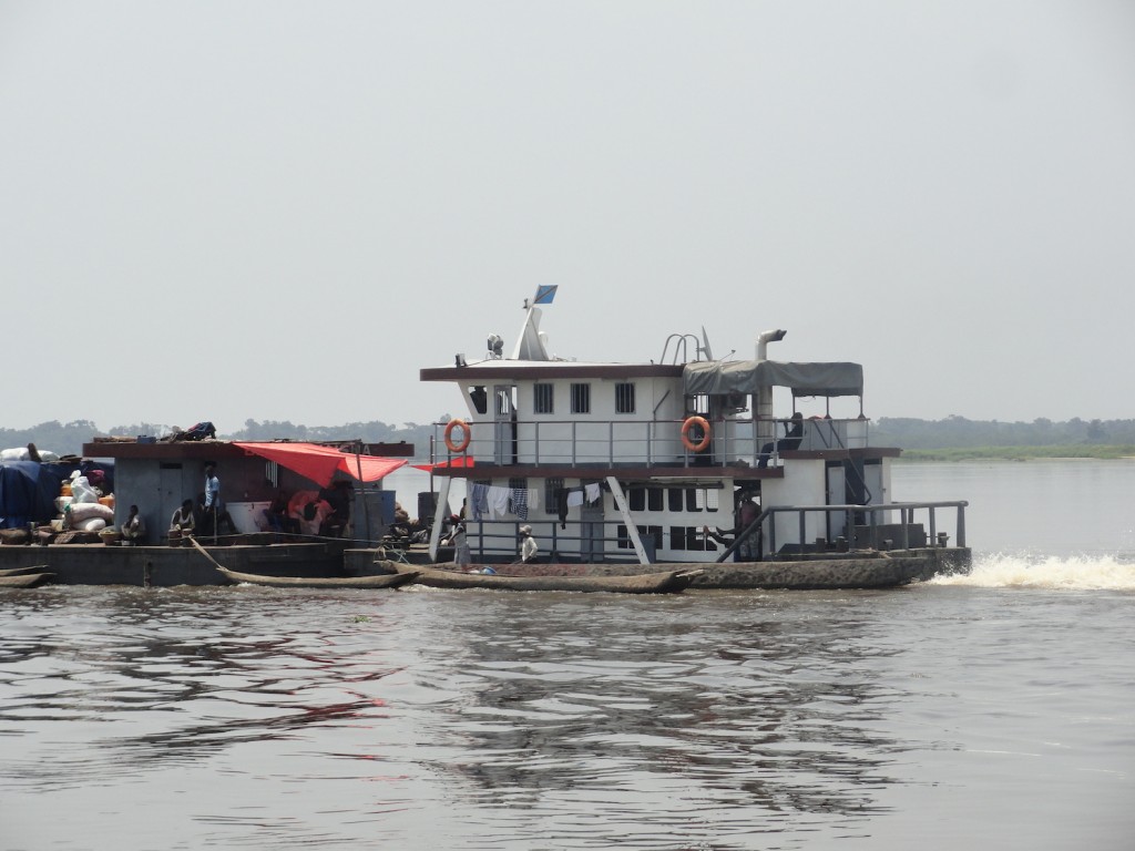 Schubboot auf dem Kongo-Fluss