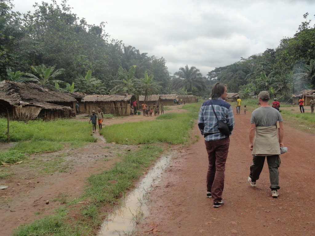 Spaziergang durch das Pygmänendorf