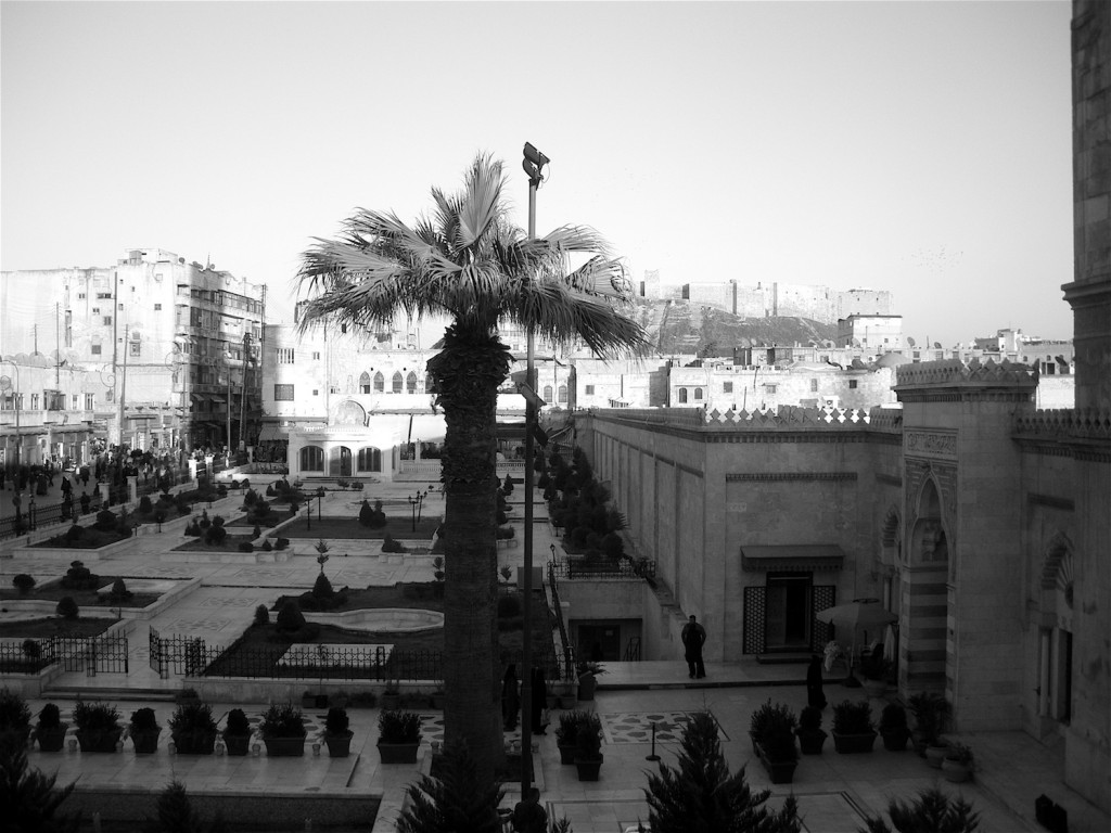 Blick entlang der Großen Moschee von Aleppo zur Zitadelle
