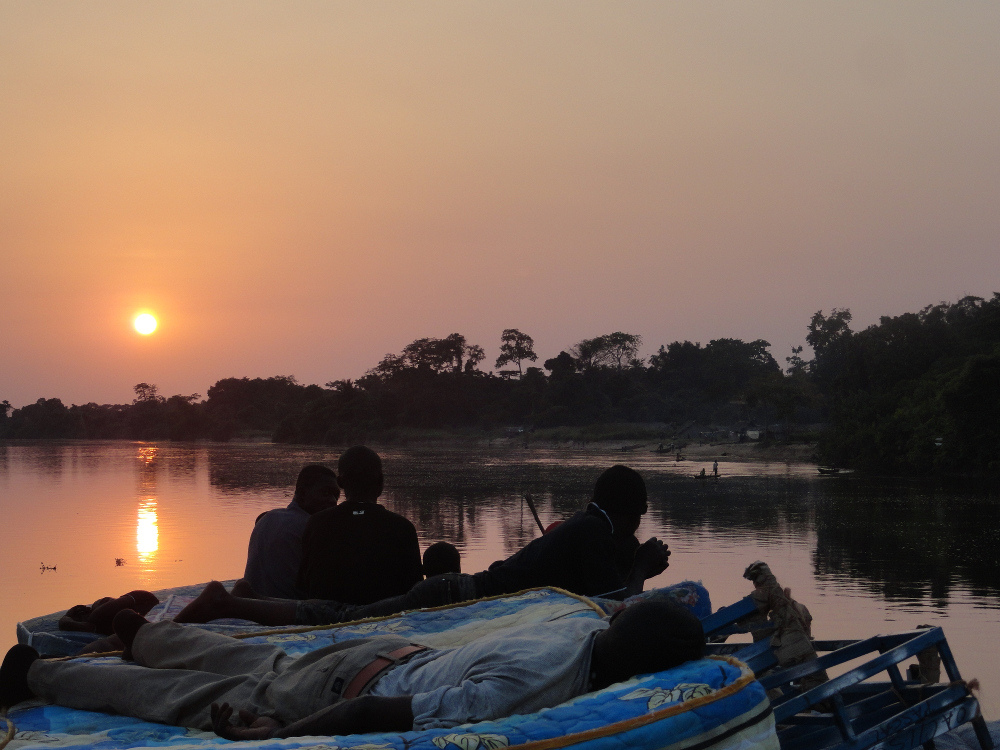 Sonnenuntergang auf dem Kongo-Fluss - Sinnbild für Afrika