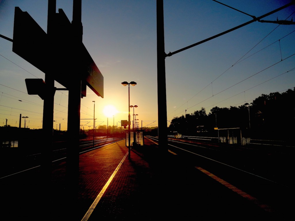 Sonnenaufgang am Bahnhof