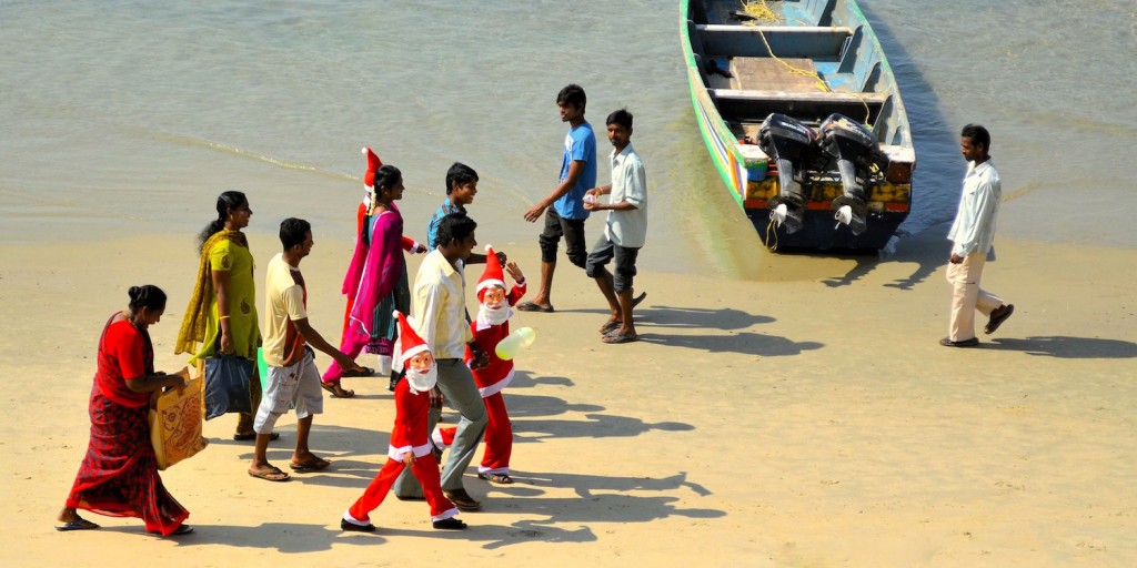 Weihnachtsmänner am Strand in Indien