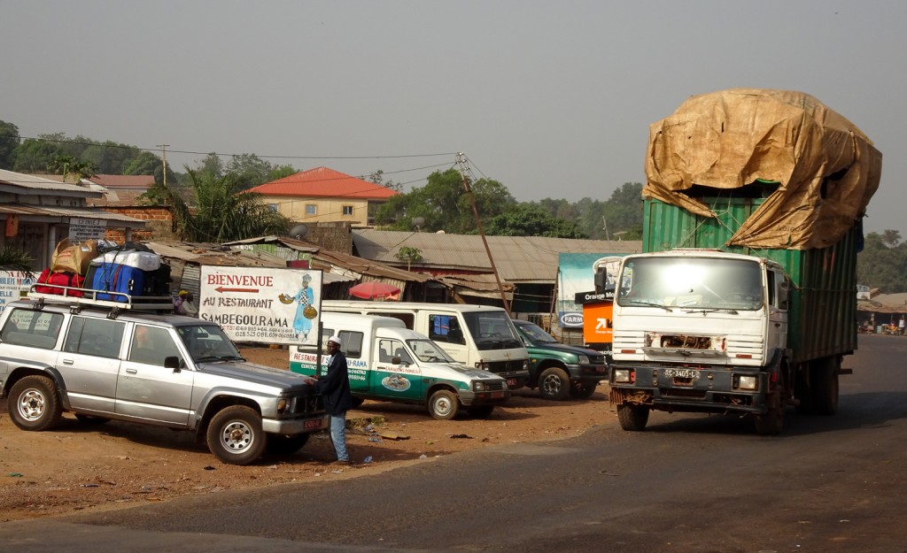 Voll belandener LKW in Kindia