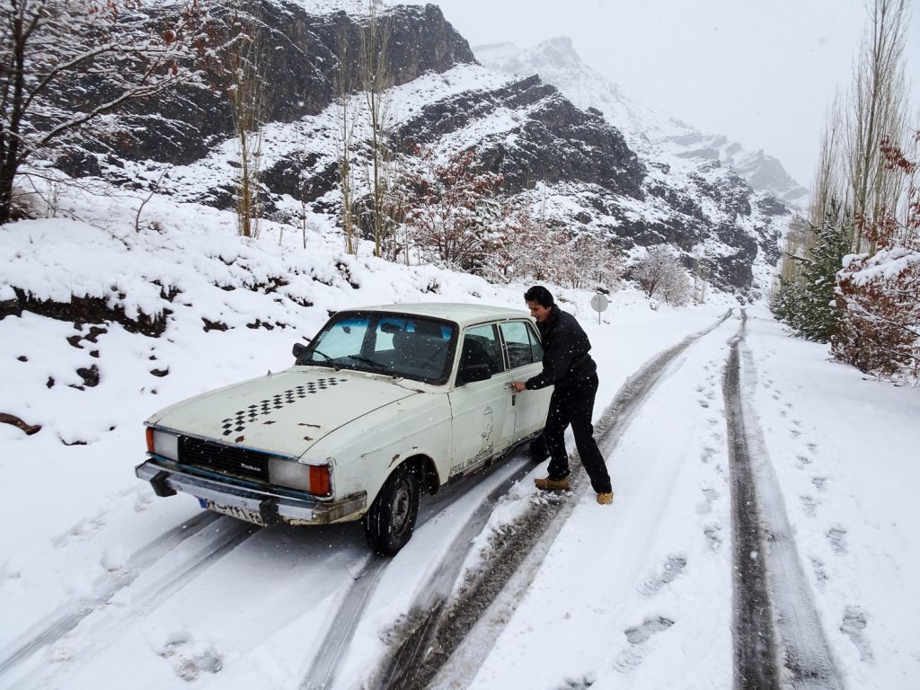 Eingeschneites Taxi