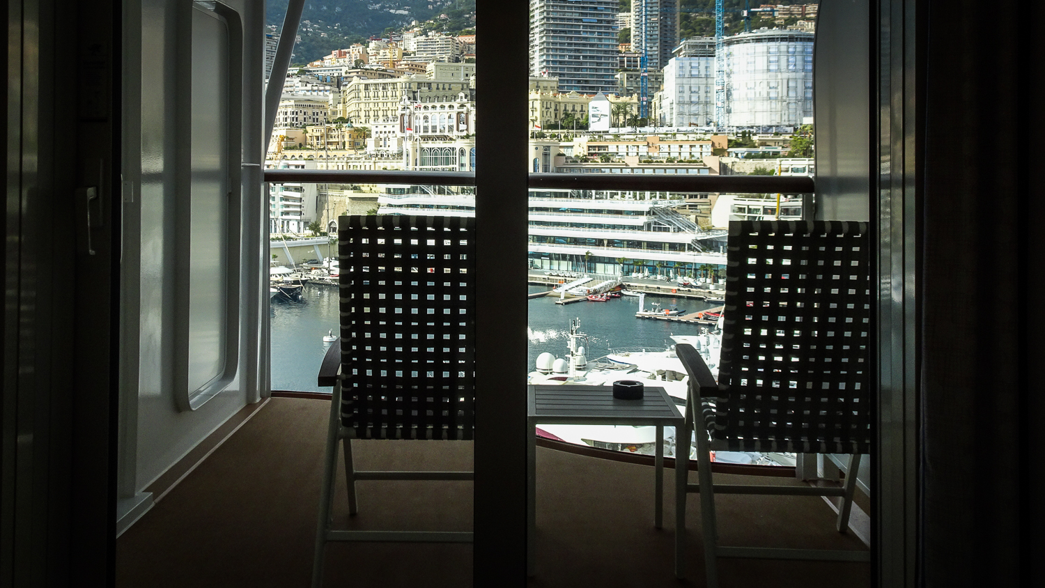 Blick aus der Kabine in den Hafen von Monaco