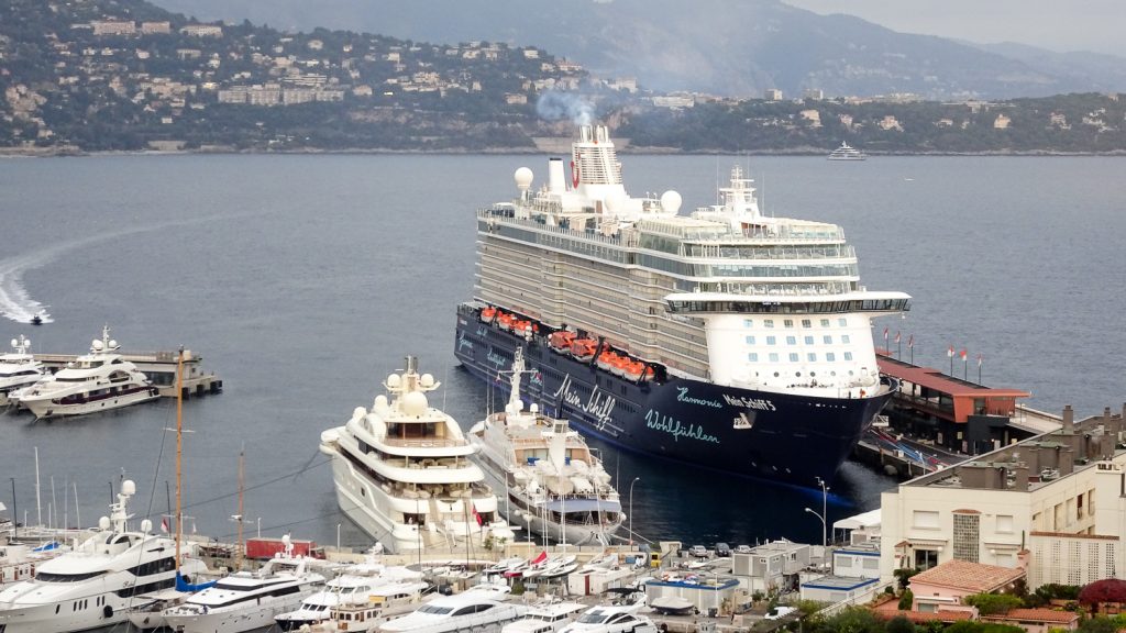 Mein Schiff 5 im Hafen von Monaco