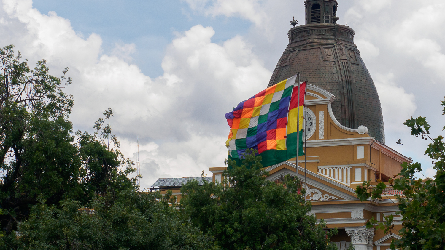 Plaza Murillo und Landesflagge von Bolivien