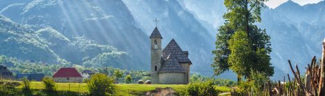 Kirche in der Bergwelt von Theth